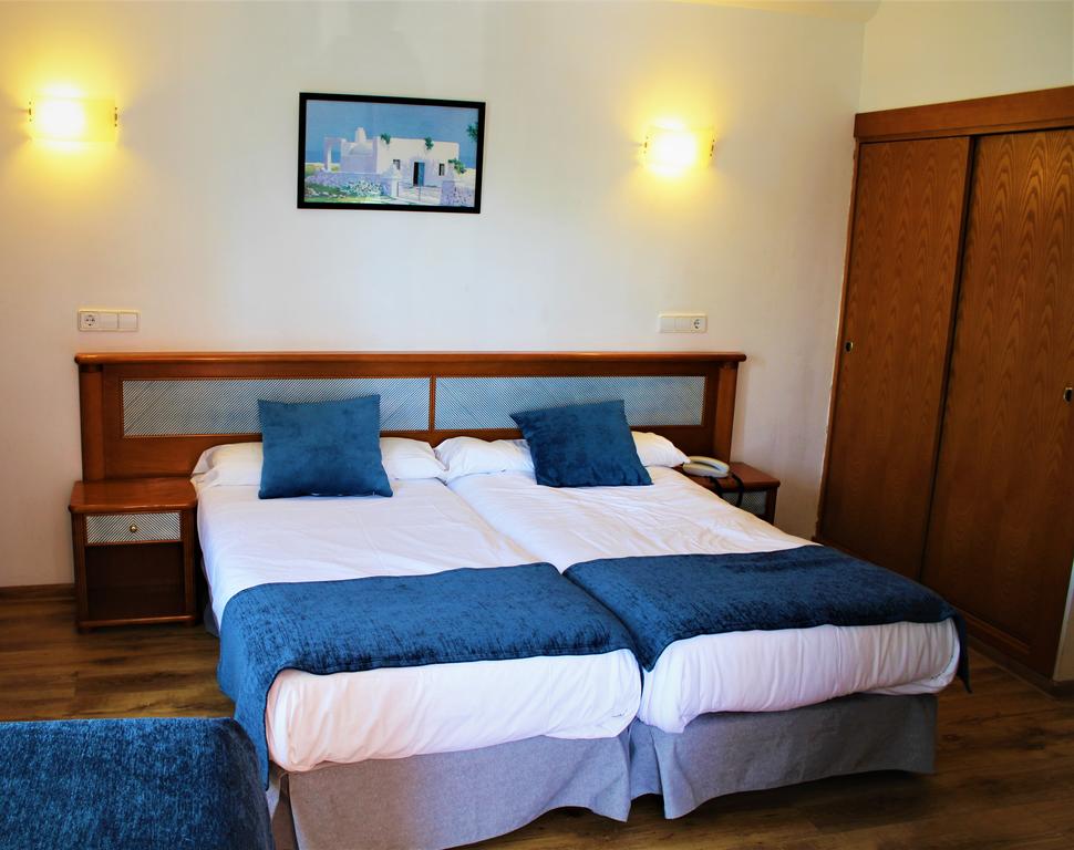  DOUBLE ROOM WITH EXTRA BED (3 ADULTS) in Marbel Hotel